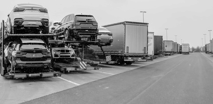 Mehrere parkende Fernverkehr Lkw auf einer Autobahnraststätte an der A61.